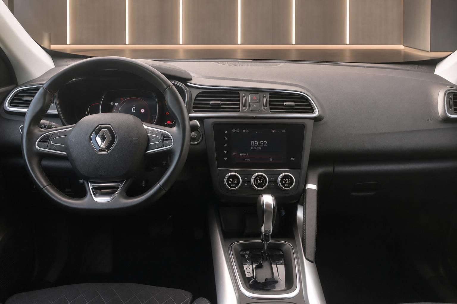Renault Kadjar Cockpit mit Lenkrad und Multimediadisplay