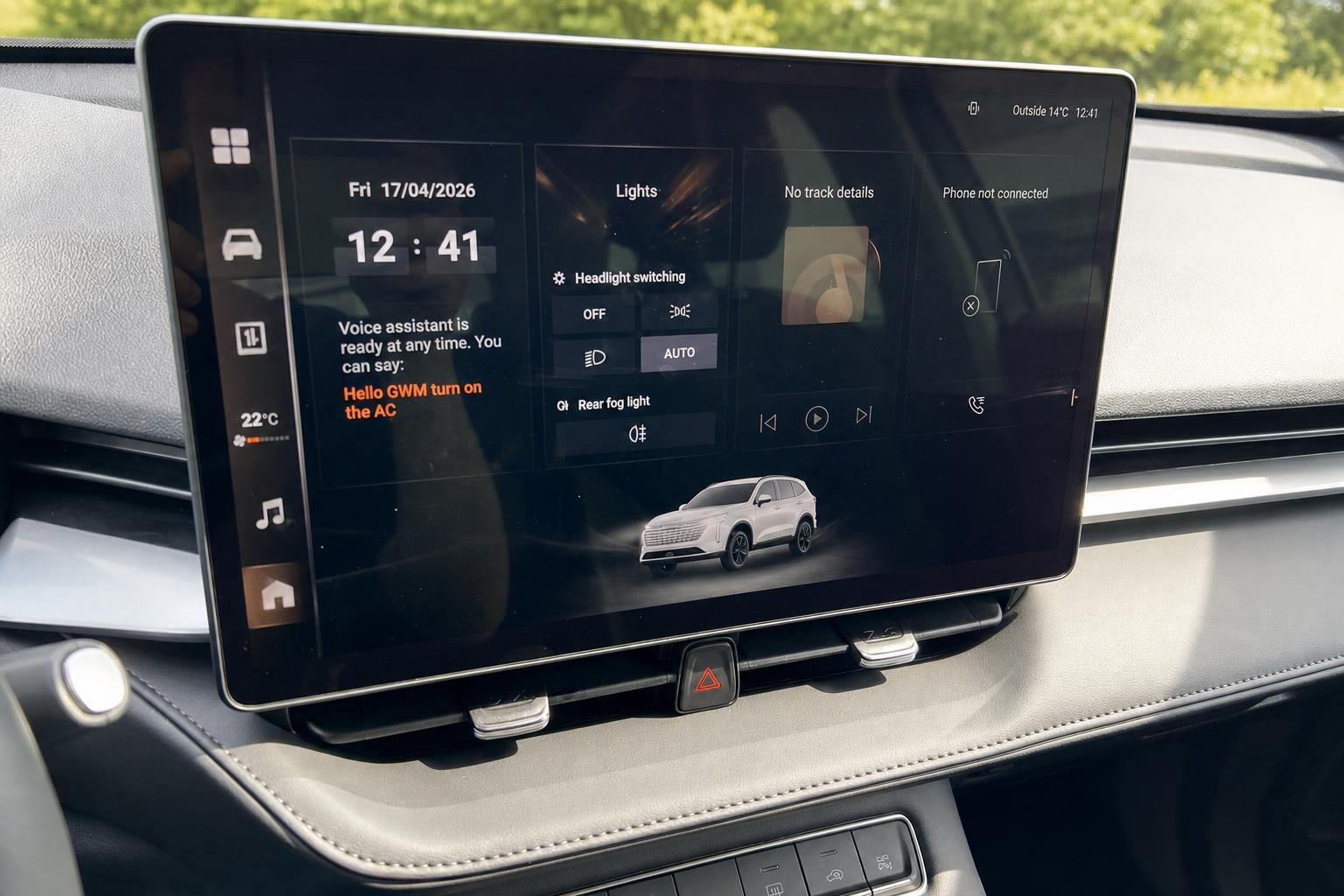Infotainment Display im Fahrzeug mit Touchscreen und verschiedenen Menüpunkten
