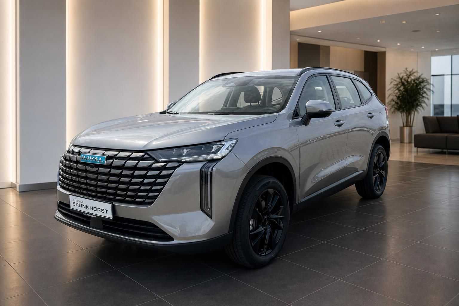 Haval SUV Seitenansicht silber im Showroom - elegantes Design mit schwarzen Felgen