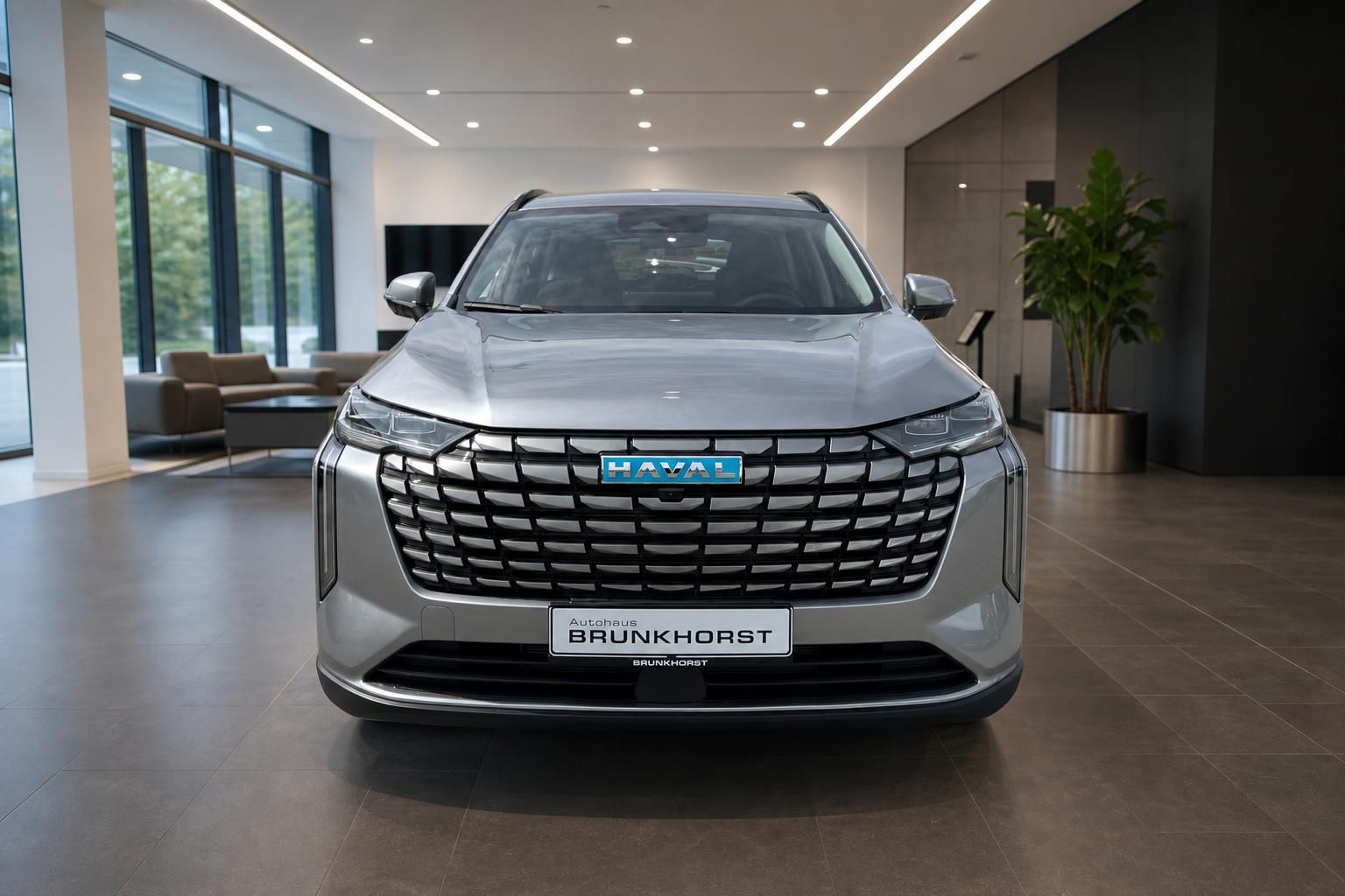 Haval SUV Frontansicht silber im Autohaus - modernes Elektrofahrzeug von vorne
