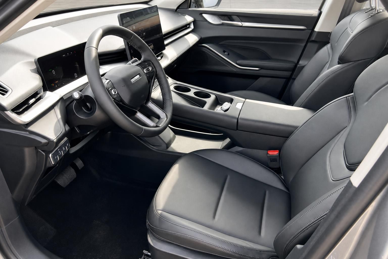 Haval Fahrerplatz Innenraum - Ledersitze und modernes Cockpit Design