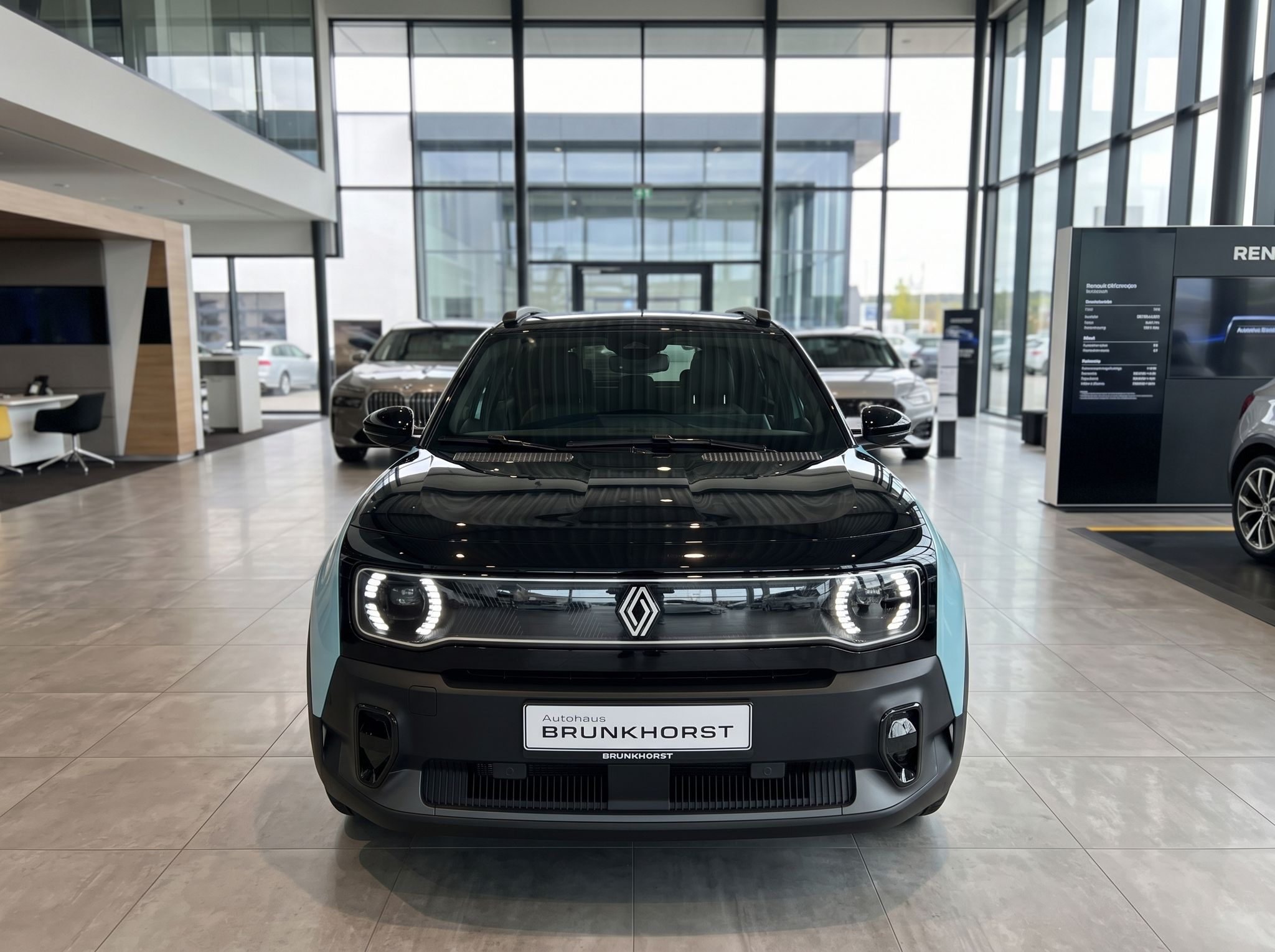Renault 4 E-Tech Frontansicht mit LED-Scheinwerfern im Autohaus Brunkhorst Showroom