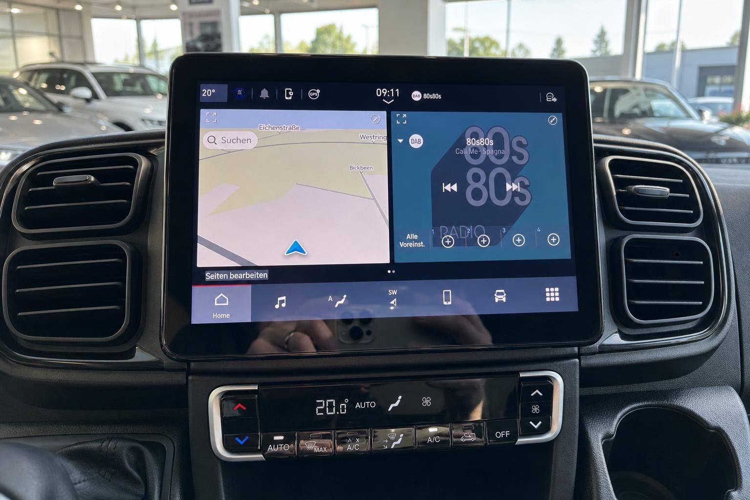 Infotainment-System mit Navigation und Radio im Fahrzeug-Cockpit