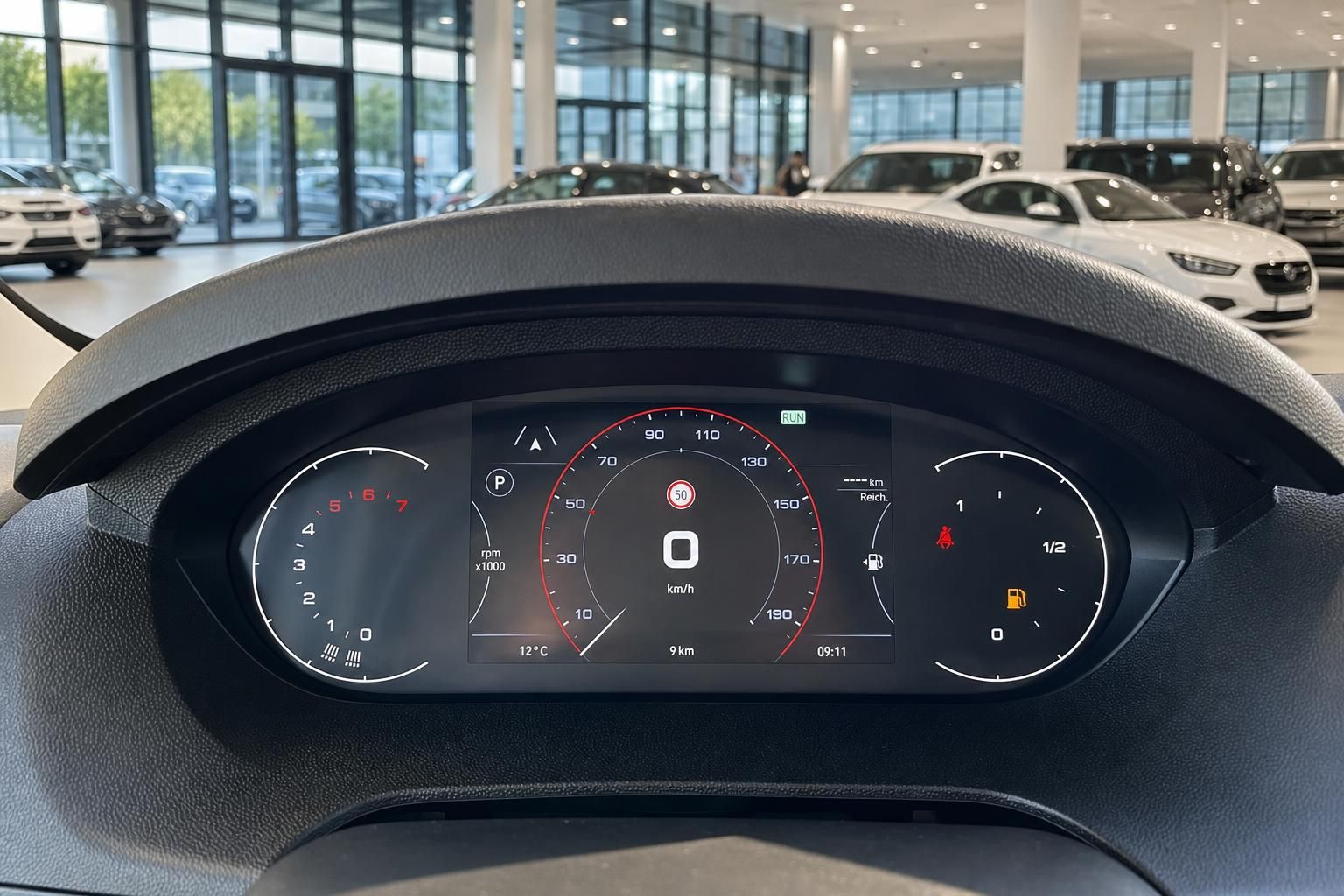 Digitales Kombiinstrument mit Tacho und Bordcomputer im modernen Fahrzeug-Cockpit