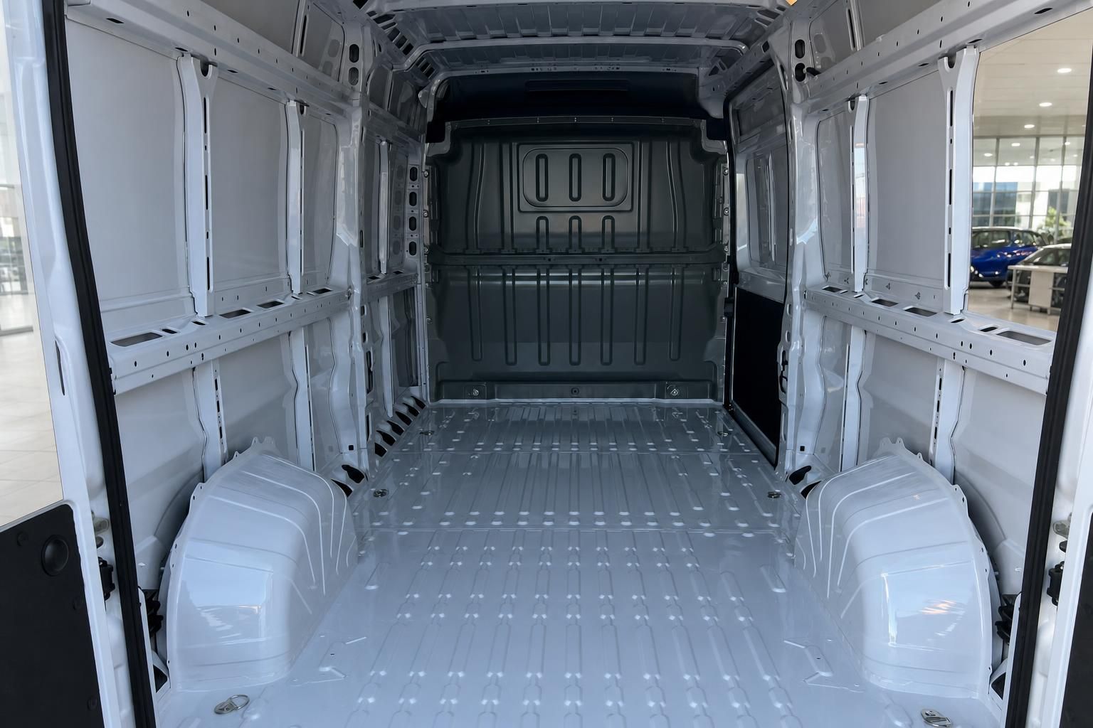 Laderaum eines weißen Transporters mit rutschfestem Boden und Trennwand