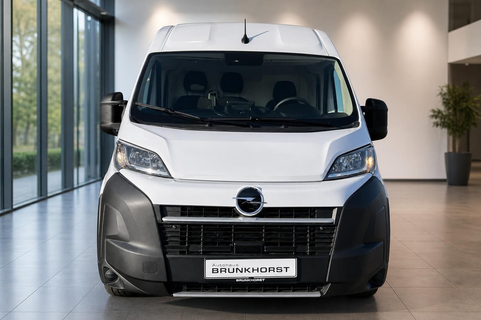 Opel Movano Transporter Frontansicht in weiß mit Opel-Logo und Scheinwerfern