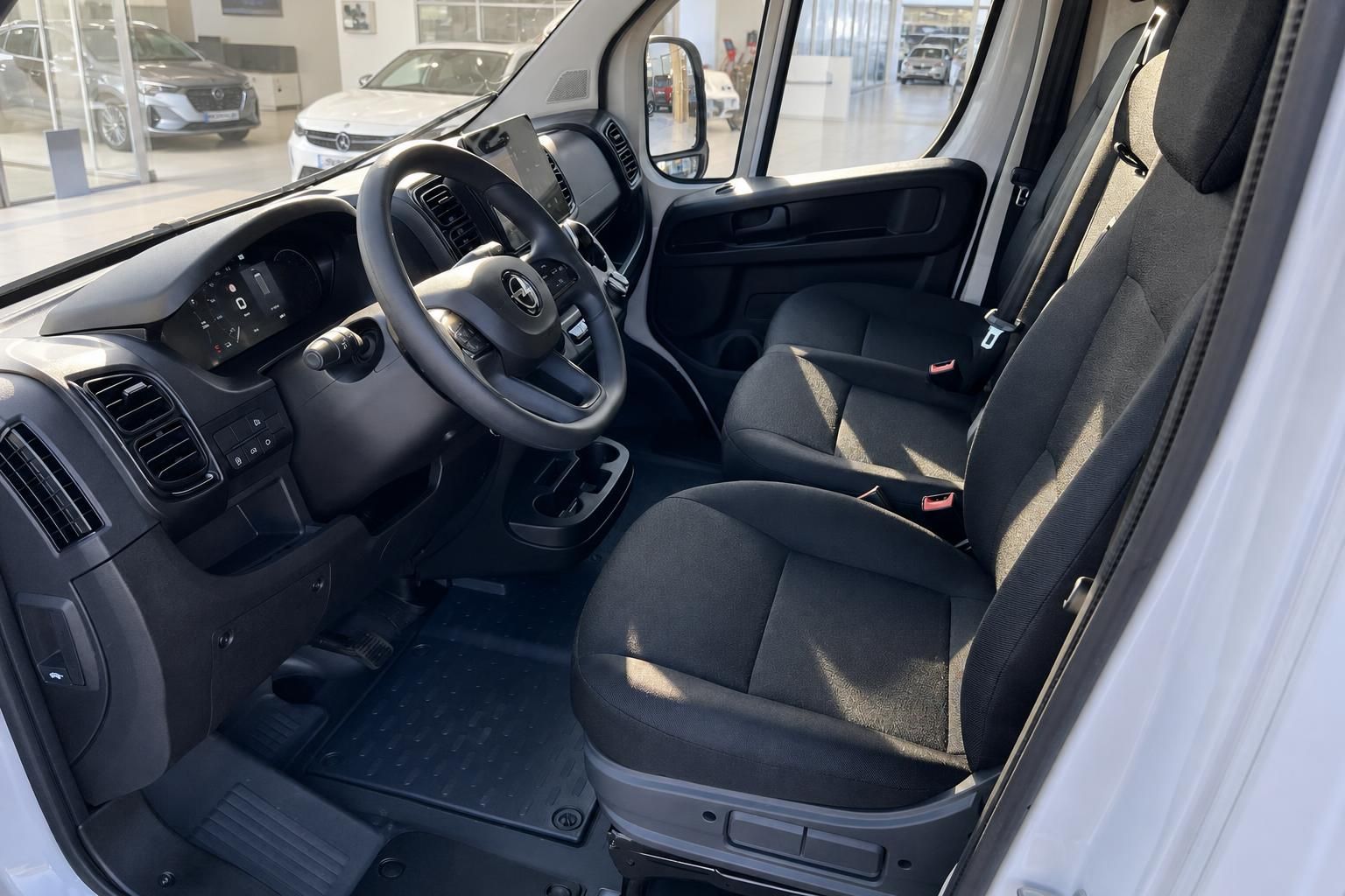 Opel Movano Innenraum mit schwarzem Cockpit, Lenkrad und Fahrersitz
