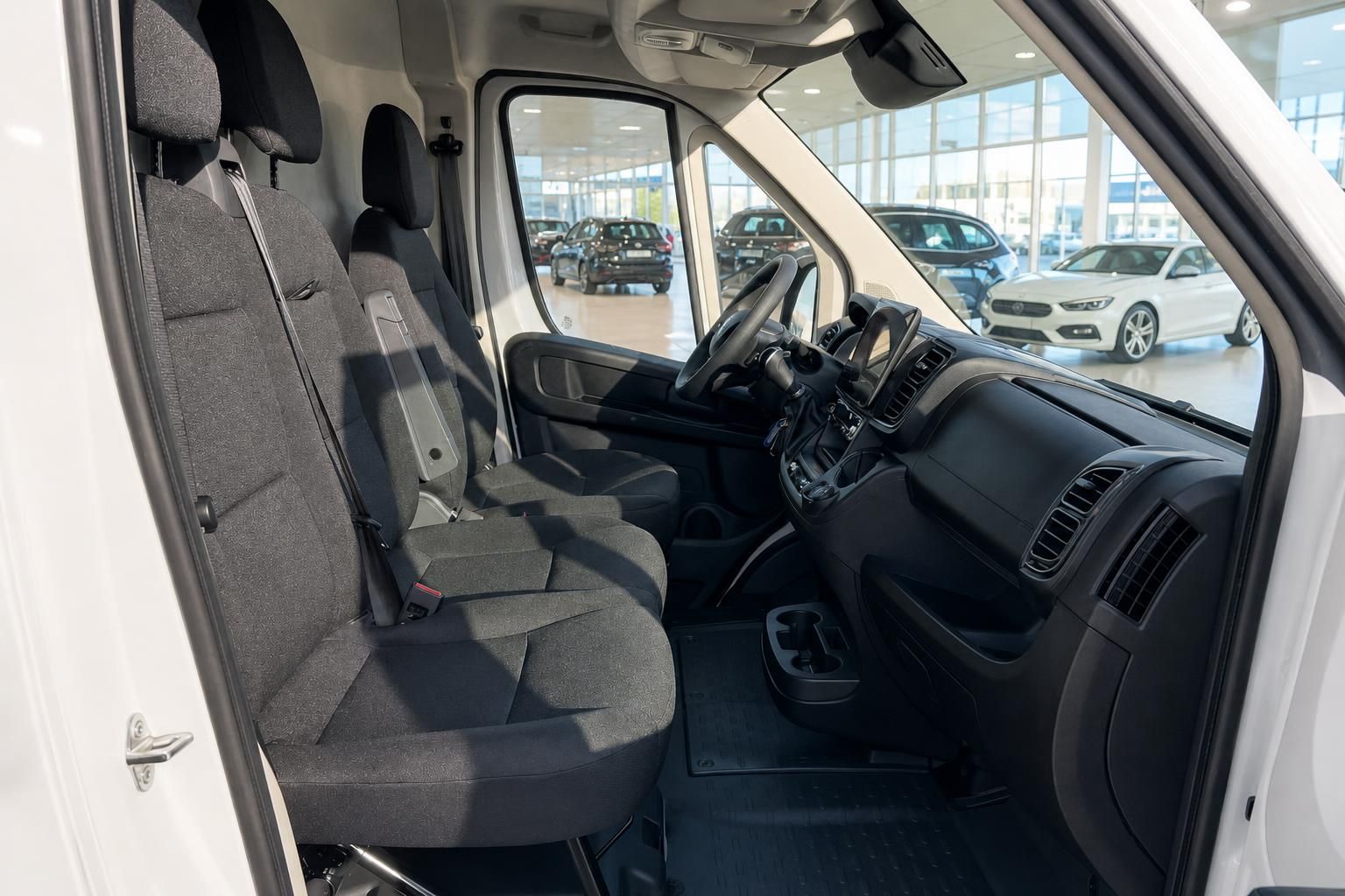 Innenraum Transporter mit Fahrer- und Beifahrersitz, Blick durch Windschutzscheibe