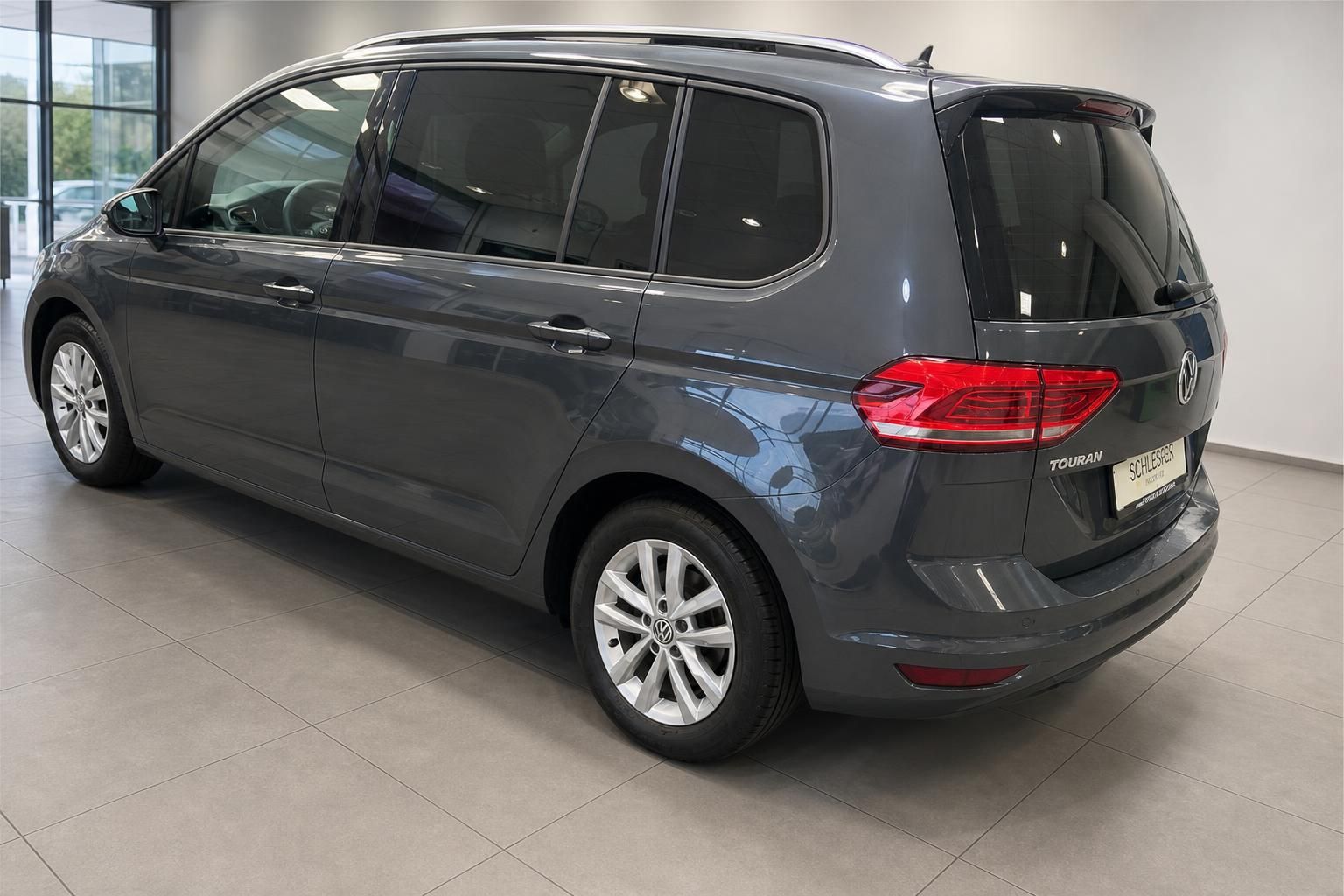 VW Touran Heckansicht seitlich in Grau mit Alufelgen