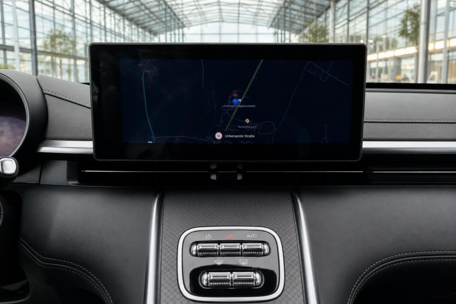 GWM ORA 07 Innenraum – Zentraldisplay mit Navigationskarte und Klimabedienfeld