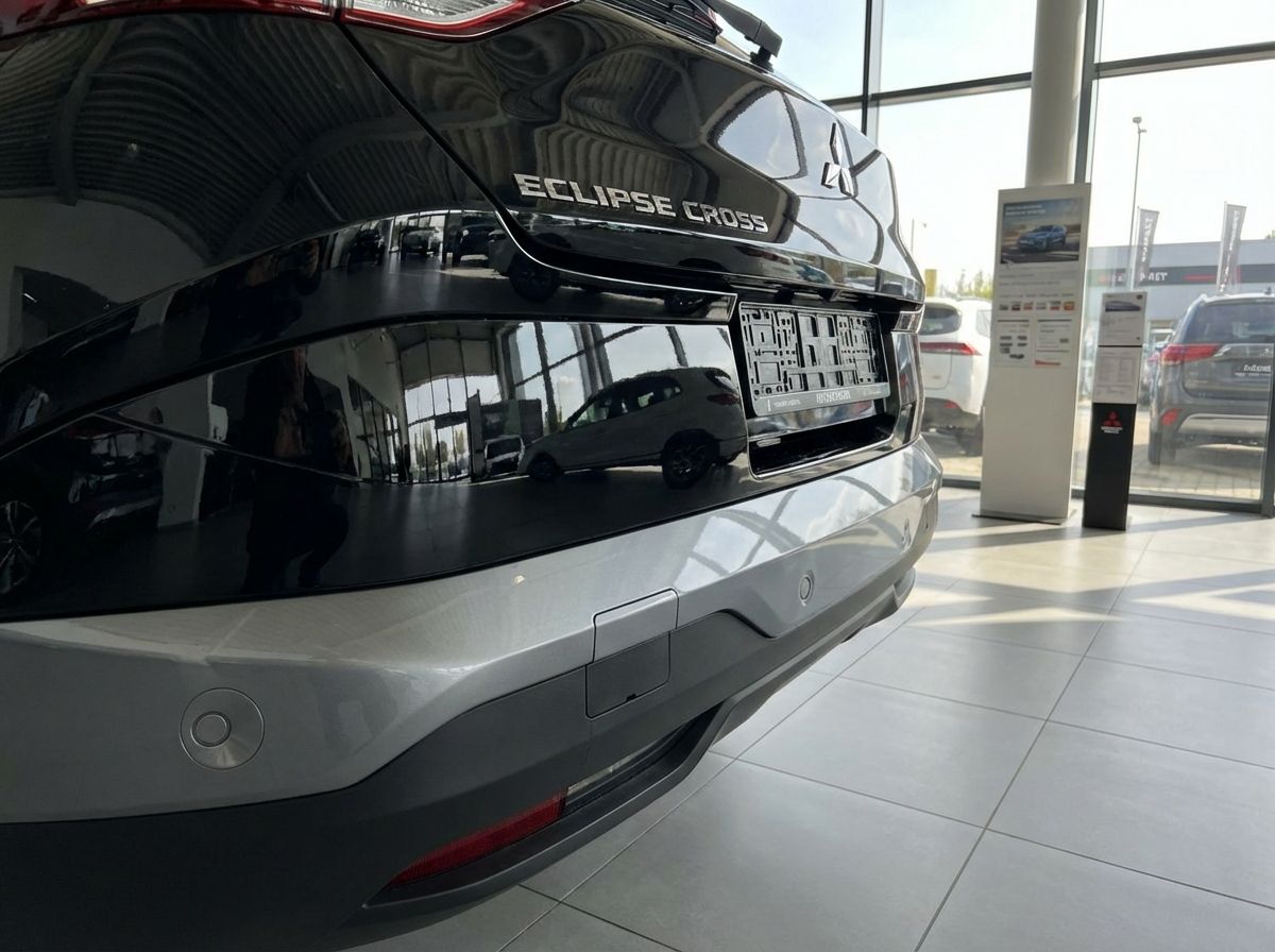 Mitsubishi Eclipse Cross Heck in Grau im Autohaus, Nahaufnahme Heckstoßstange und Kennzeichen