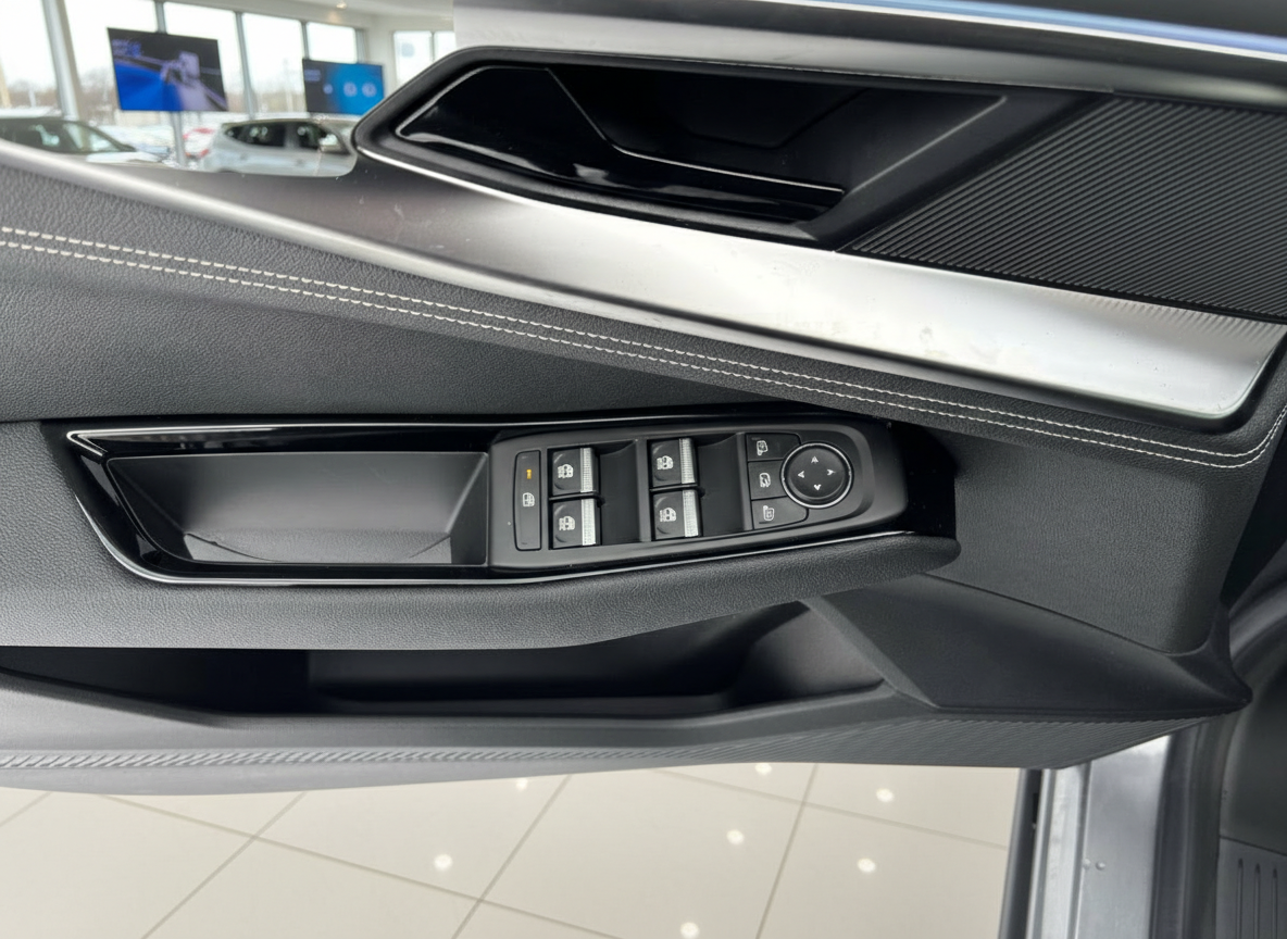 Fahrzeugtür Innenraum mit Fensterheber-Schaltern und Spiegelverstellung