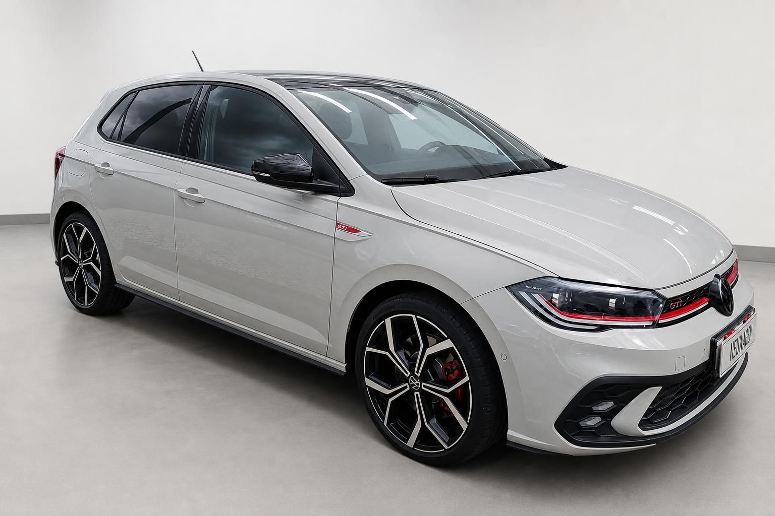 VW Polo GTI in Weiß, Frontansicht schräg mit Alufelgen im Studio