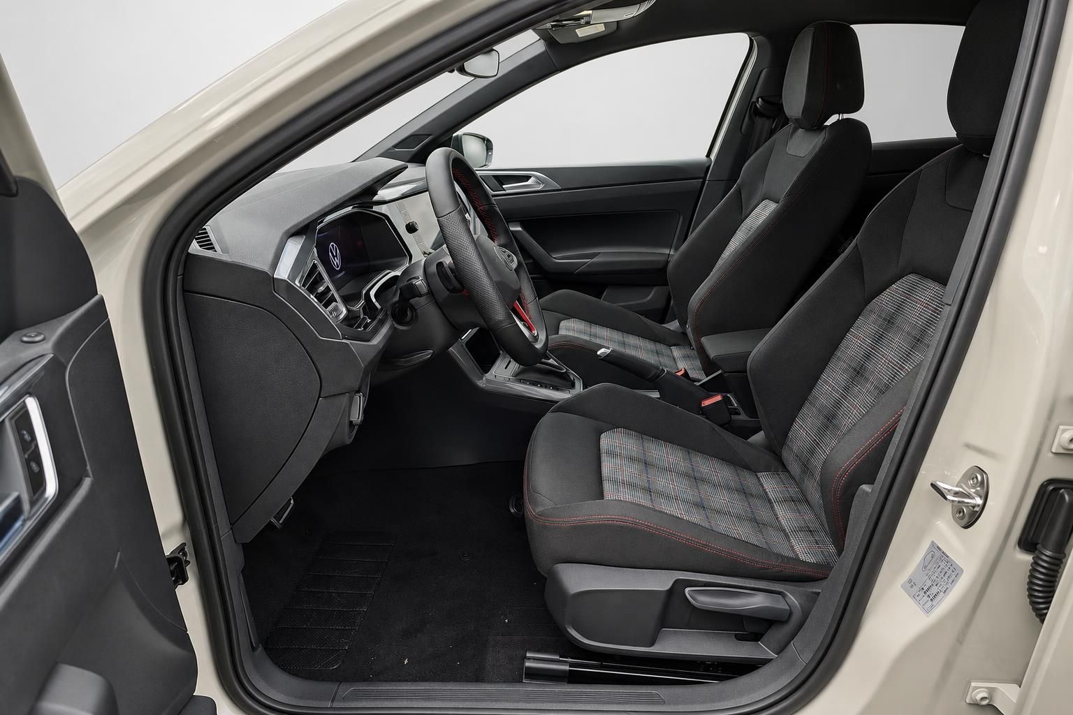VW Polo GTI Cockpit und Vordersitze im Detail, Innenraumansicht