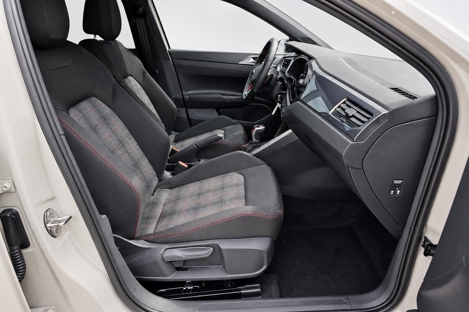 VW Polo GTI Innenraum mit Sportsitzen und Karomuster, Blick durch Fahrertür