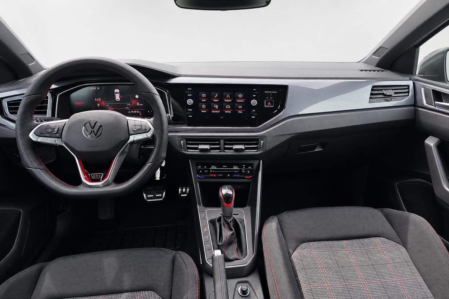 VW Polo GTI Armaturenbrett mit Lenkrad und Touchscreen im Cockpit