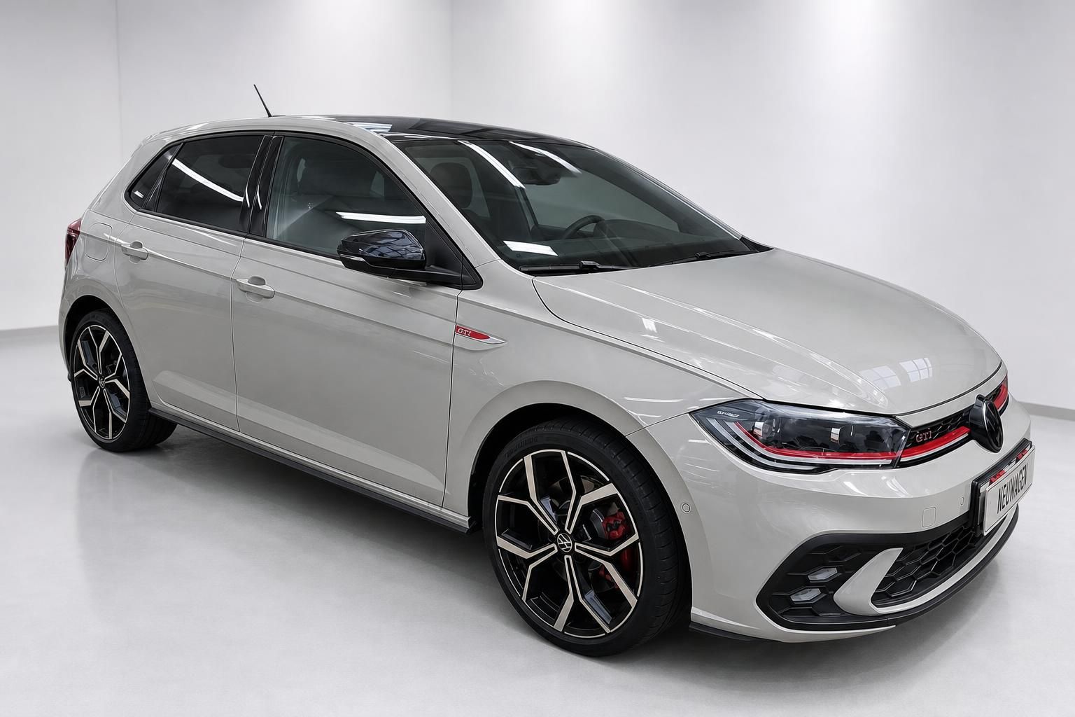 VW Polo GTI weiß, Seitenansicht vorne mit roten Bremssätteln