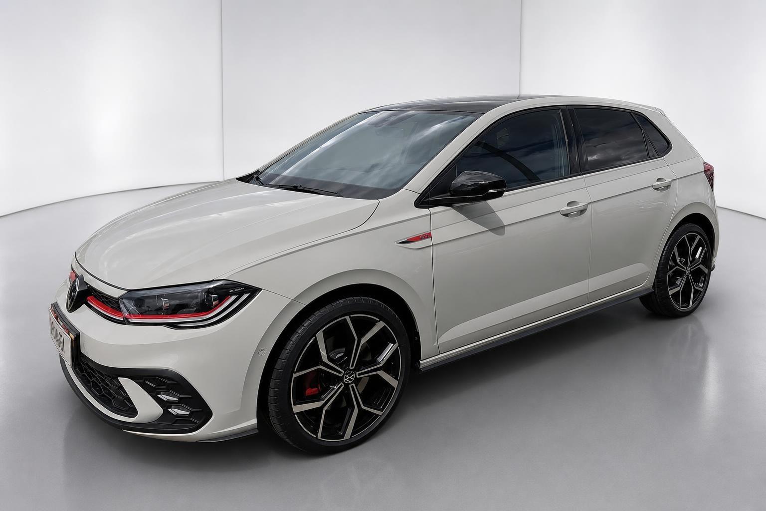 VW Polo GTI in Weiß, Frontansicht schräg im Studio