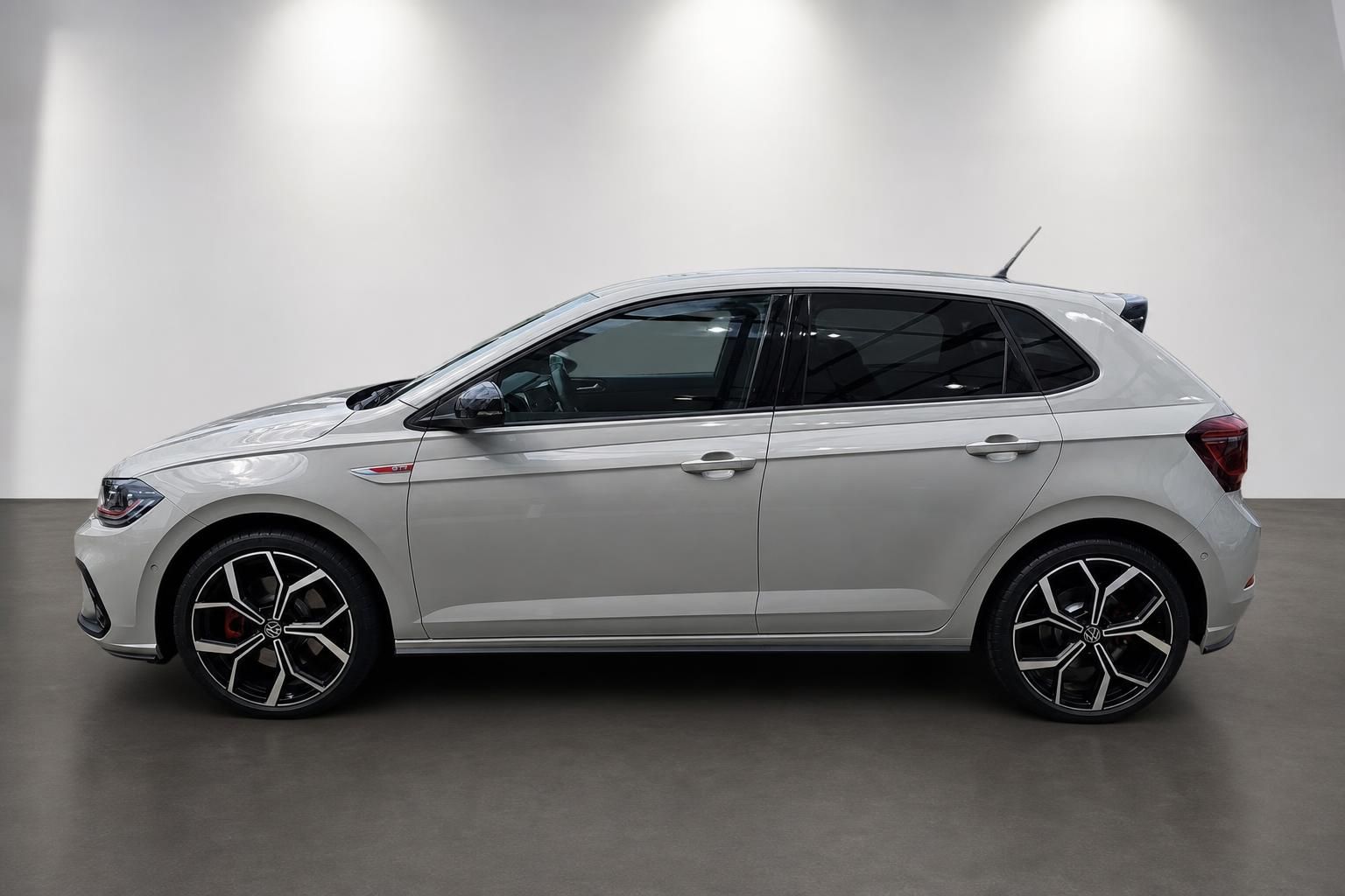 VW Polo GTI in Weiß, Seitenprofil im Fotostudio