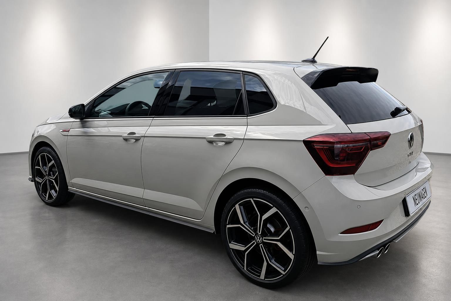 VW Polo GTI Heckansicht schräg mit Doppelendrohr und Spoiler