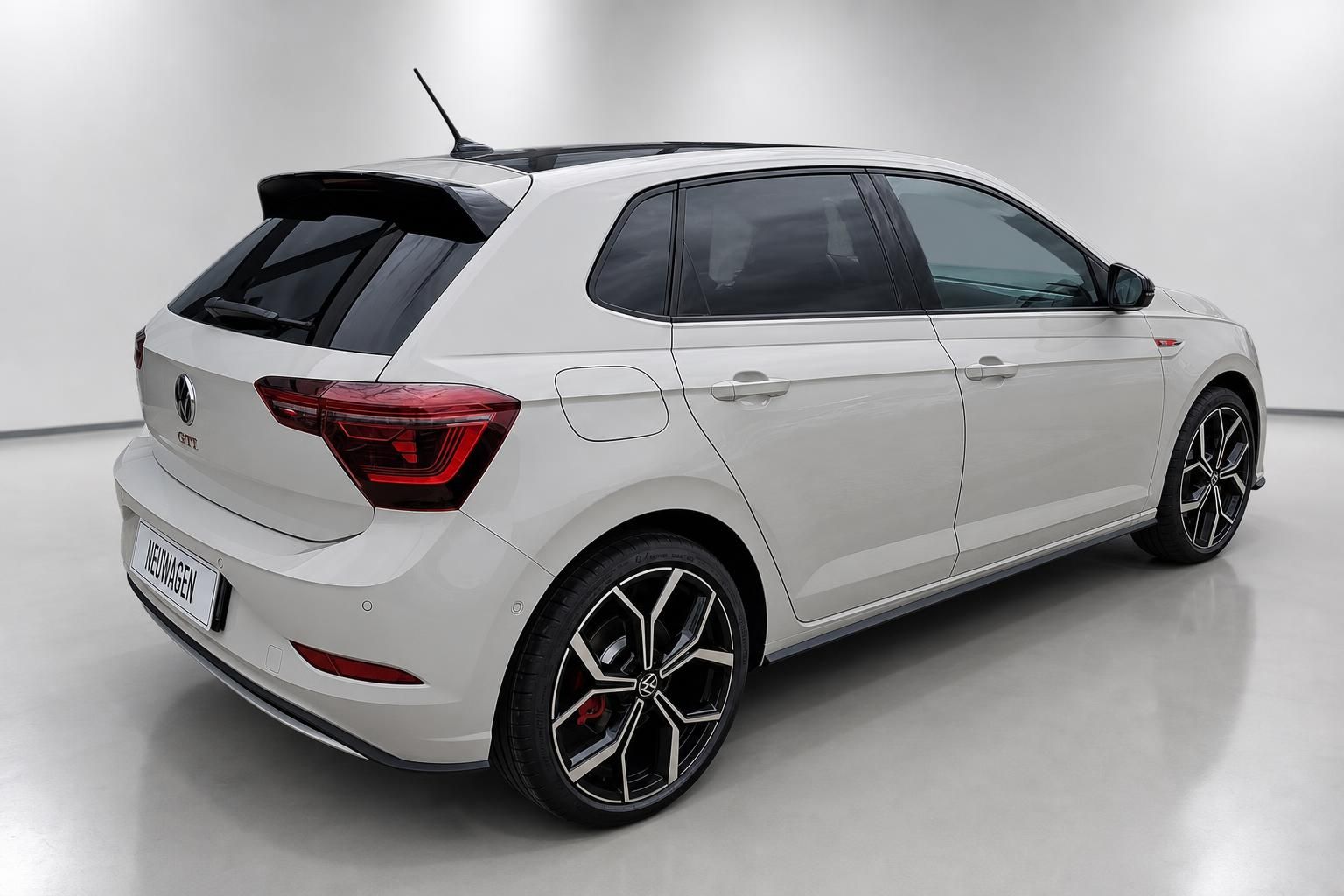 VW Polo GTI weiß Heckansicht schräg mit Spoiler und Alufelgen