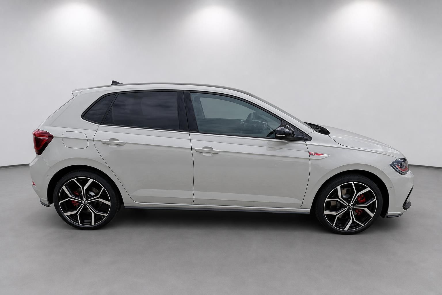 VW Polo GTI weiß Seitenansicht mit Leichtmetallfelgen im Studio