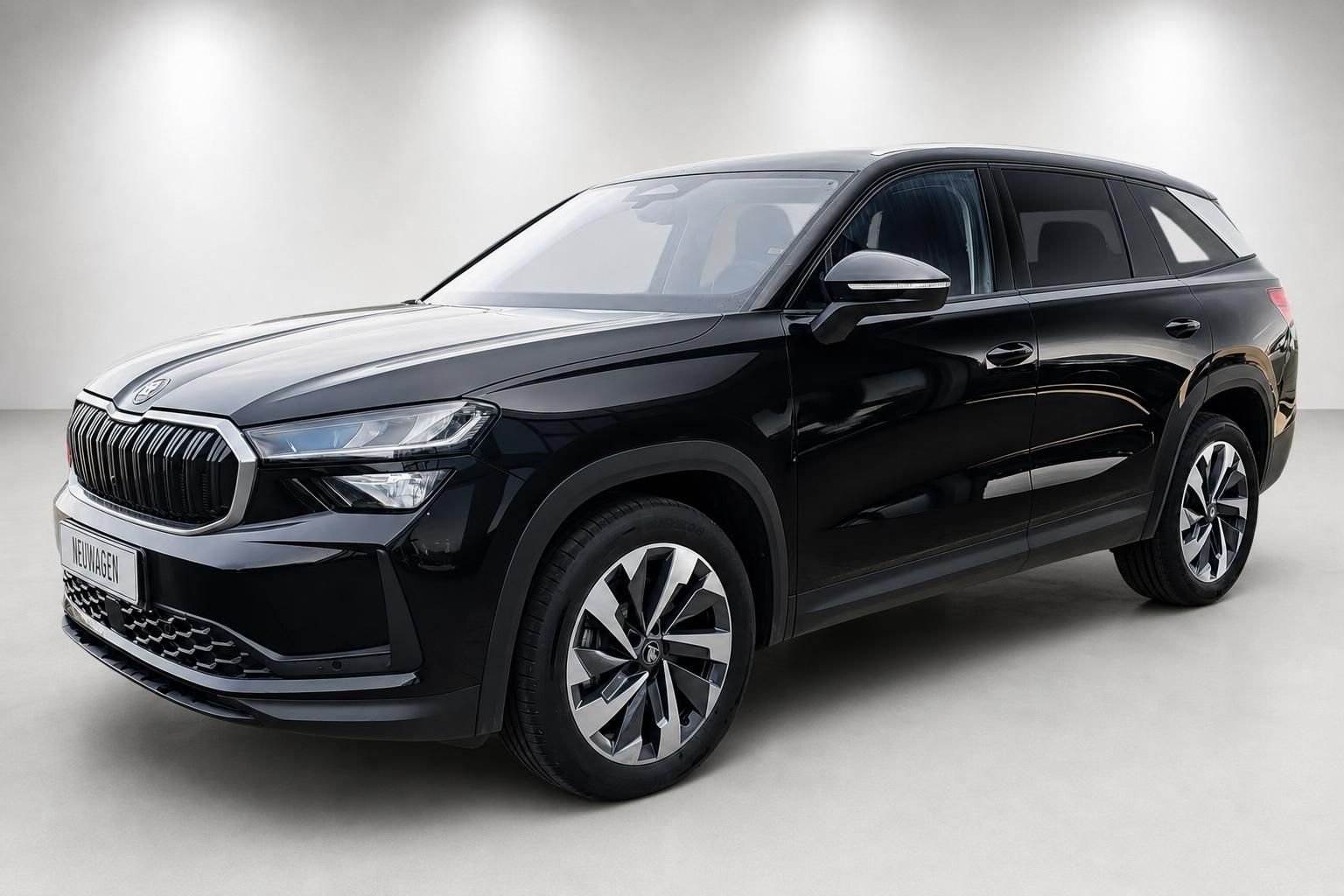Skoda SUV in Schwarz, Frontansicht mit Kennzeichenhalter Neuwagen