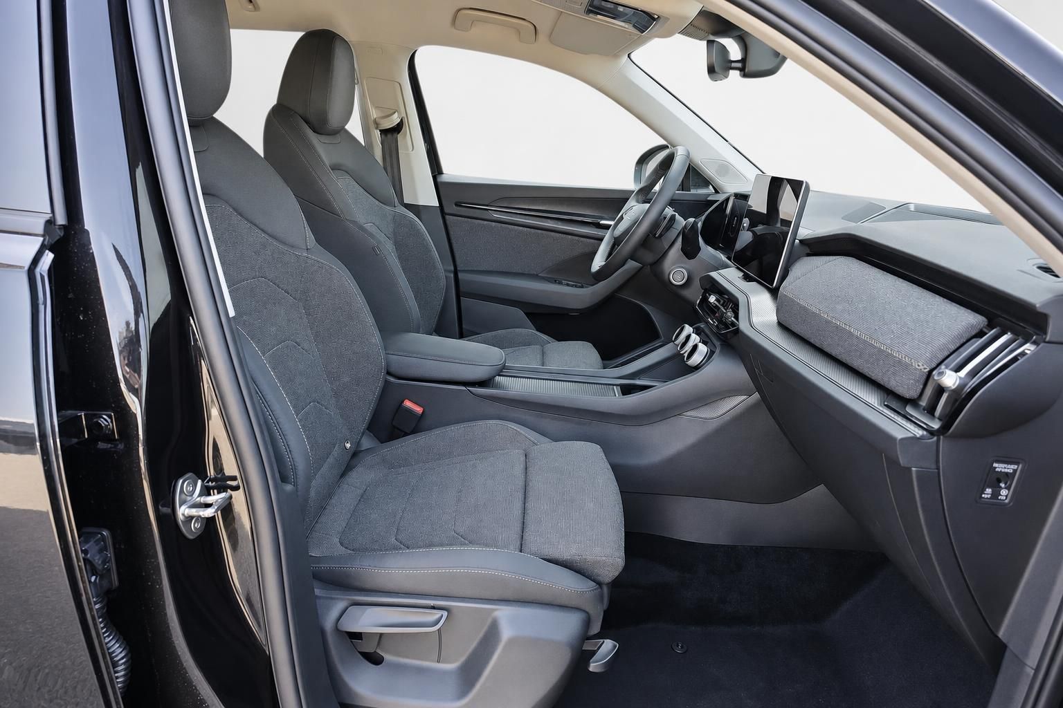 Skoda Innenraum mit Vordersitzen und Cockpit in Grau