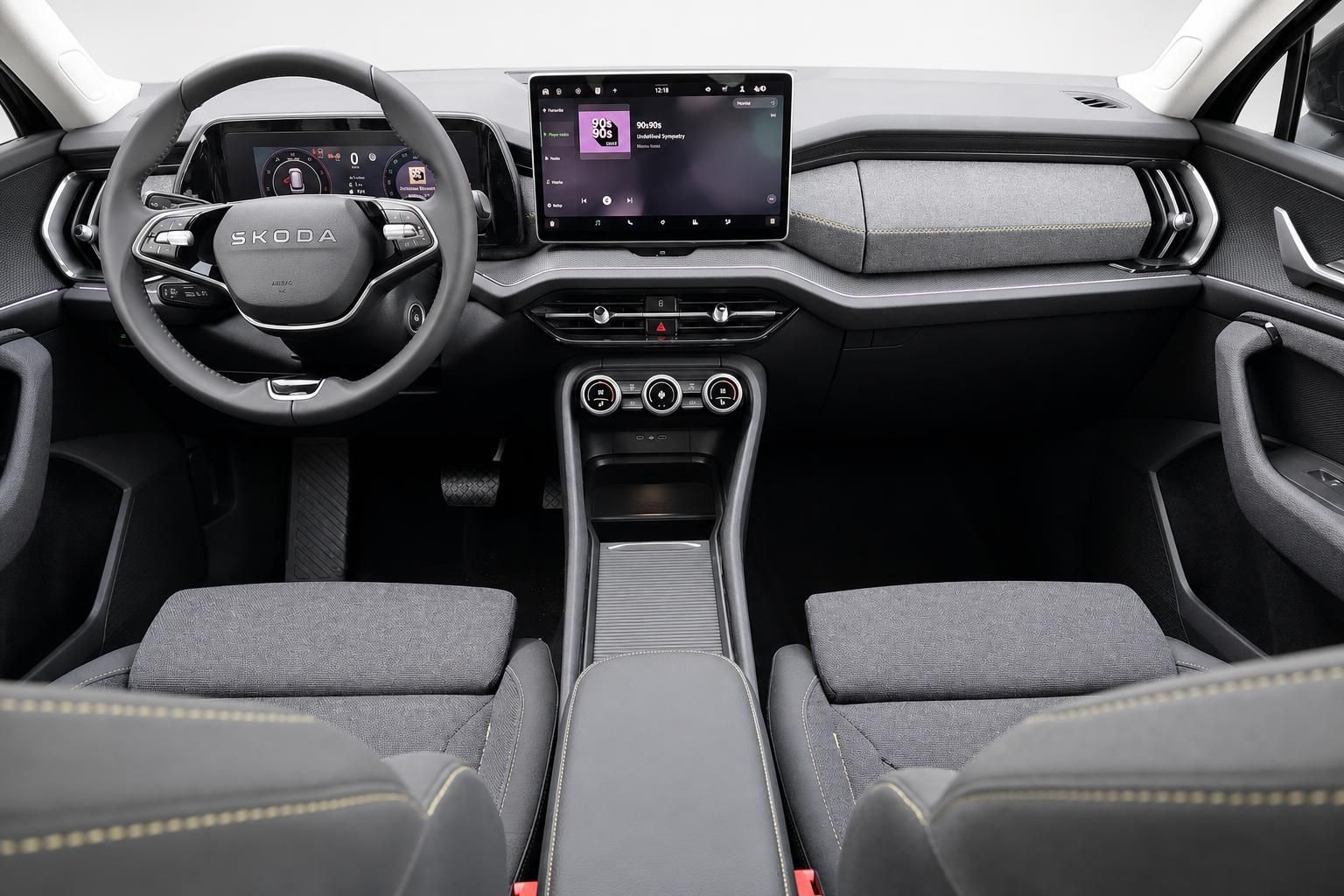 Skoda Cockpit mit Lenkrad und Infotainment-Display im Detail