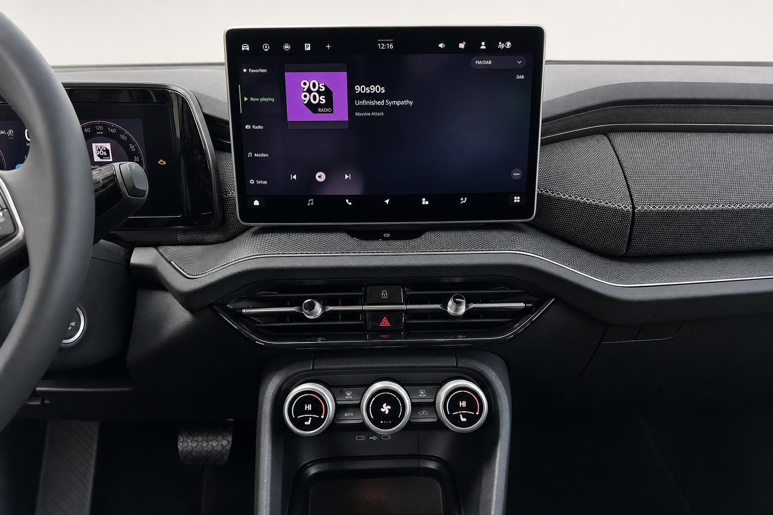 Skoda Infotainment-Bildschirm mit Radio-Anzeige im Cockpit