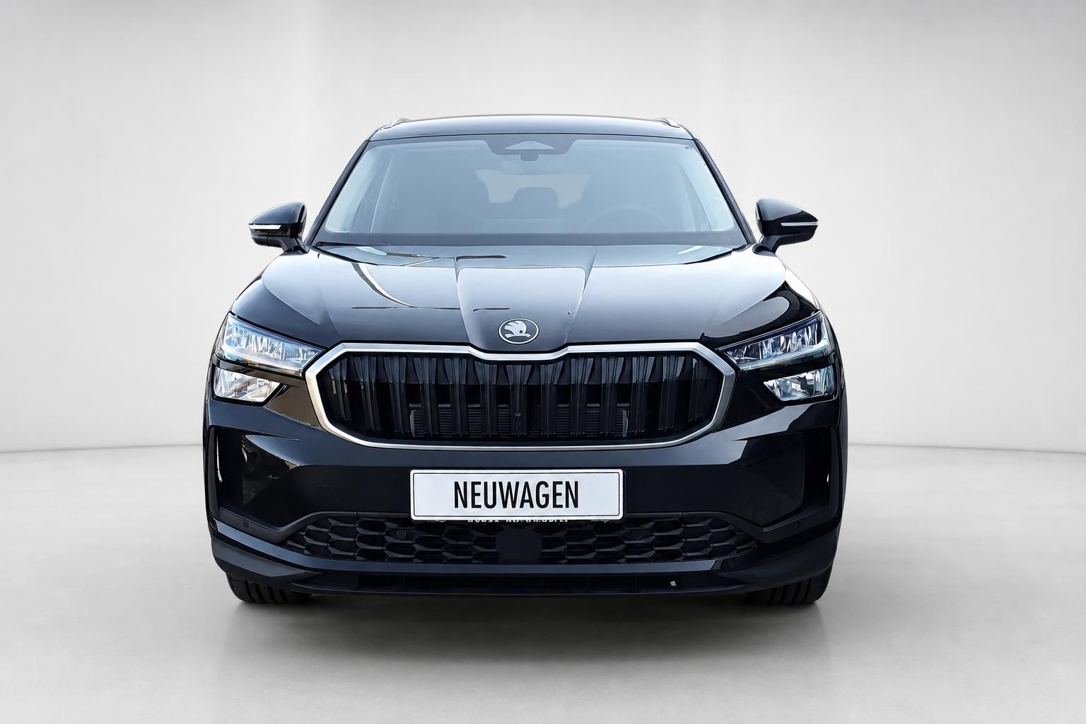 Skoda Kodiaq schwarz Frontansicht mit Kuehlergrill im Studio