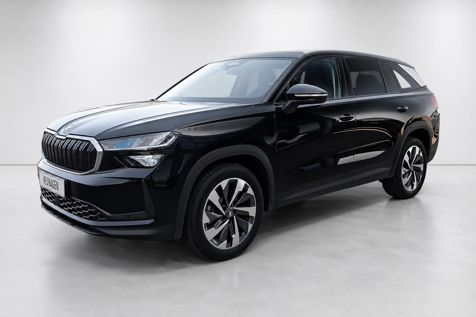 Skoda Kodiaq schwarz SUV Frontansicht schraeg im Studio