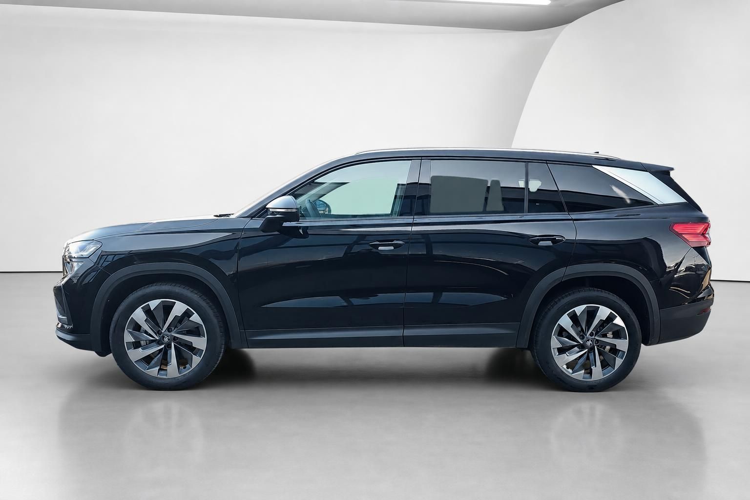Skoda Kodiaq schwarz SUV Seitenansicht im Fotostudio