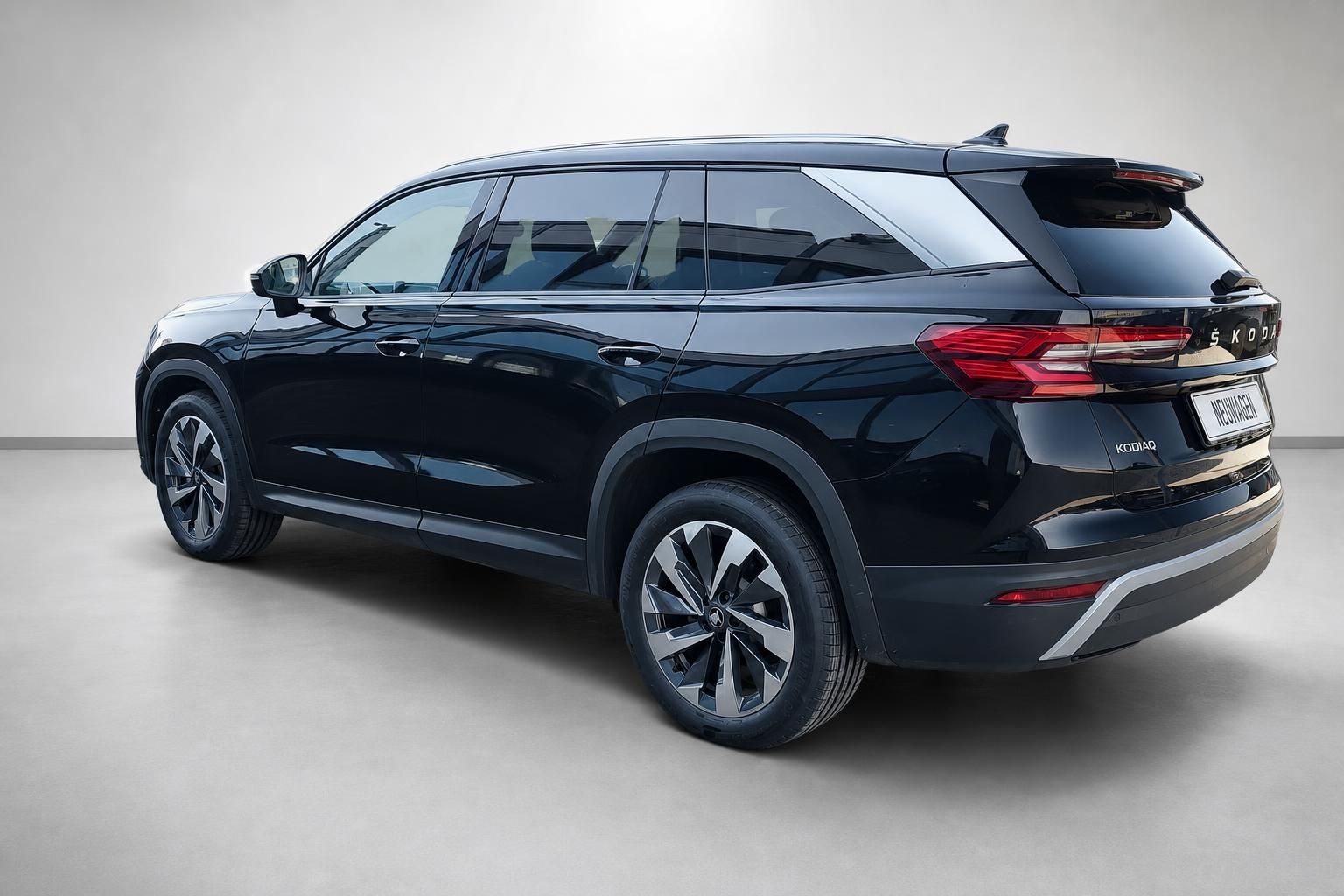 Skoda Kodiaq schwarz SUV Heckansicht seitlich im Studio