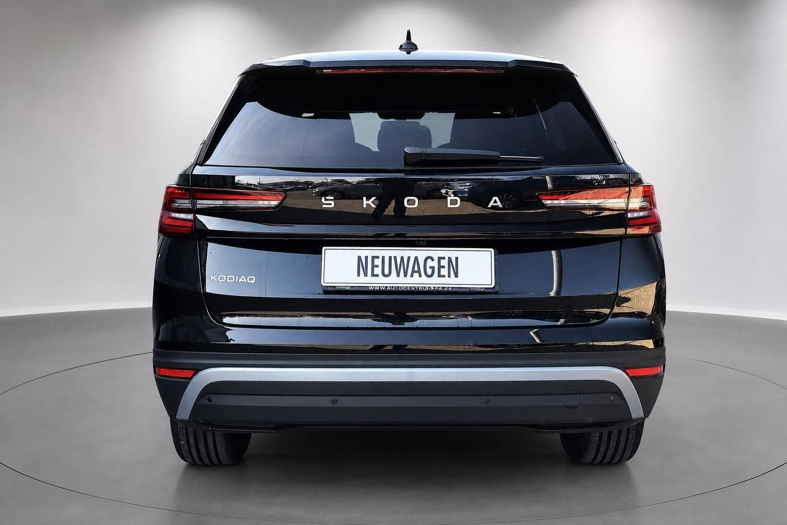 Skoda Kodiaq schwarz Neuwagen Heckansicht mit Rückleuchten