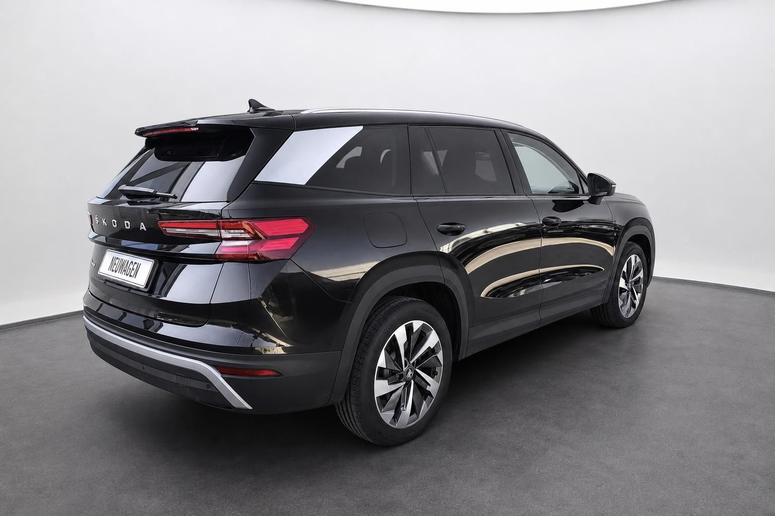 Skoda Kodiaq schwarz SUV Heckansicht seitlich im Autohaus