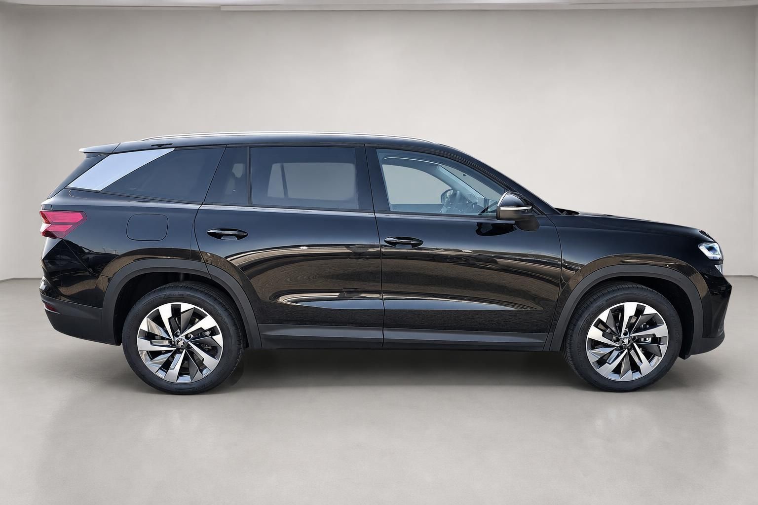 Skoda Kodiaq schwarz SUV Seitenansicht Neuwagen Studio