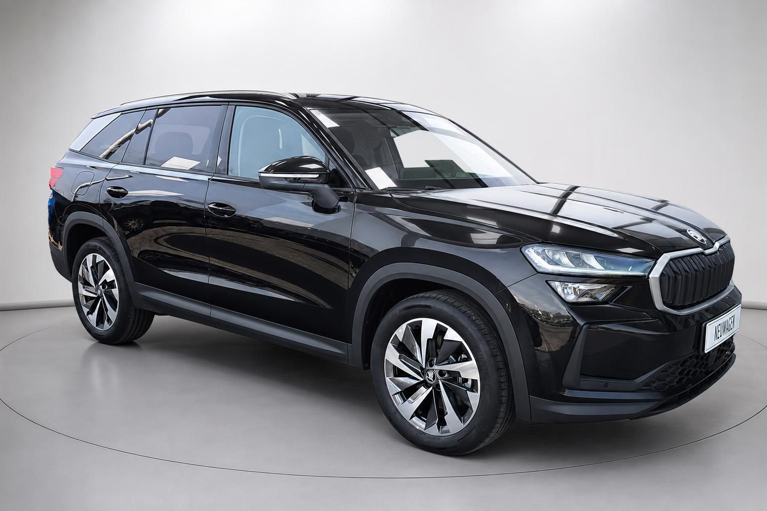 Skoda Kodiaq schwarz SUV Frontansicht schräg Neuwagen