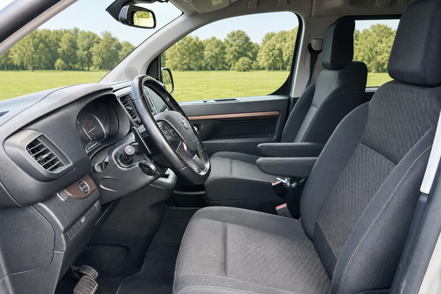Toyota ProAce Verso Innenraum mit Lenkrad und Armaturenbrett