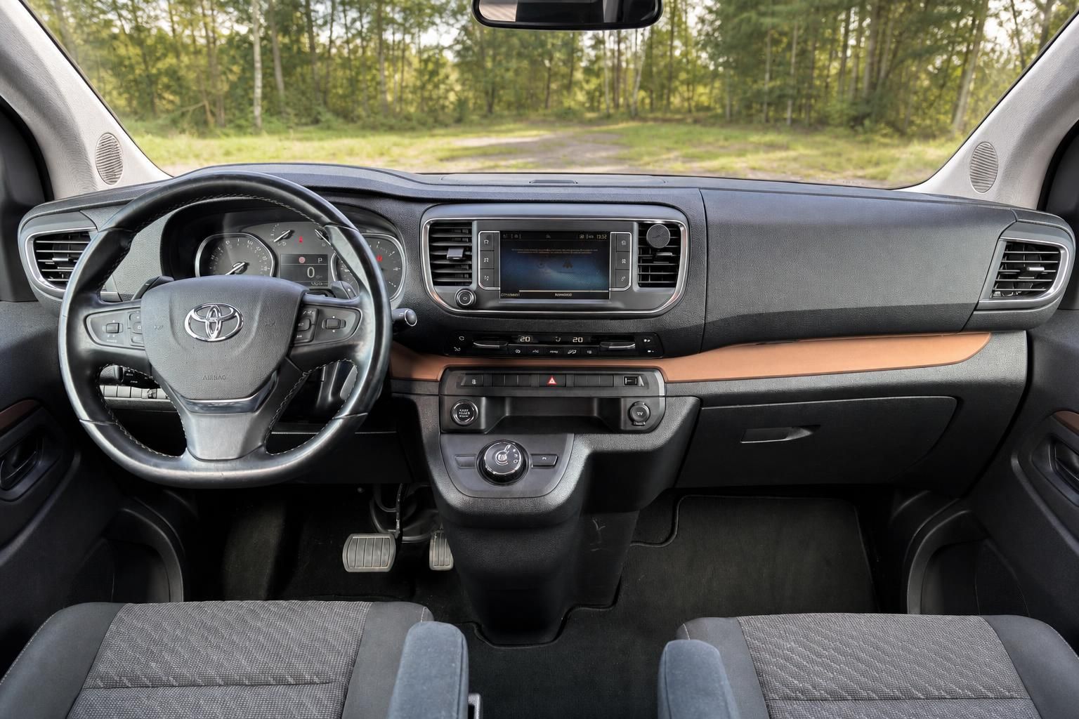 Toyota Cockpit und Armaturenbrett mit Lenkrad, Display und Bedienelemente - Fahrzeug Innenraum