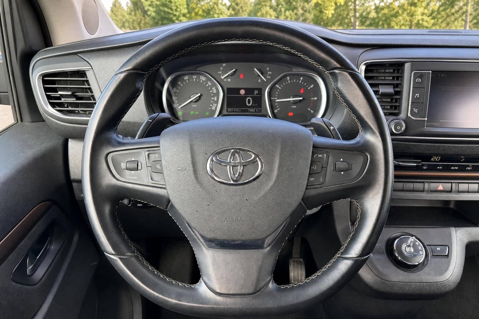 Toyota Lenkrad mit Airbag, Bedientasten und Armaturenbrett - detaillierte Fahrzeug Innenansicht