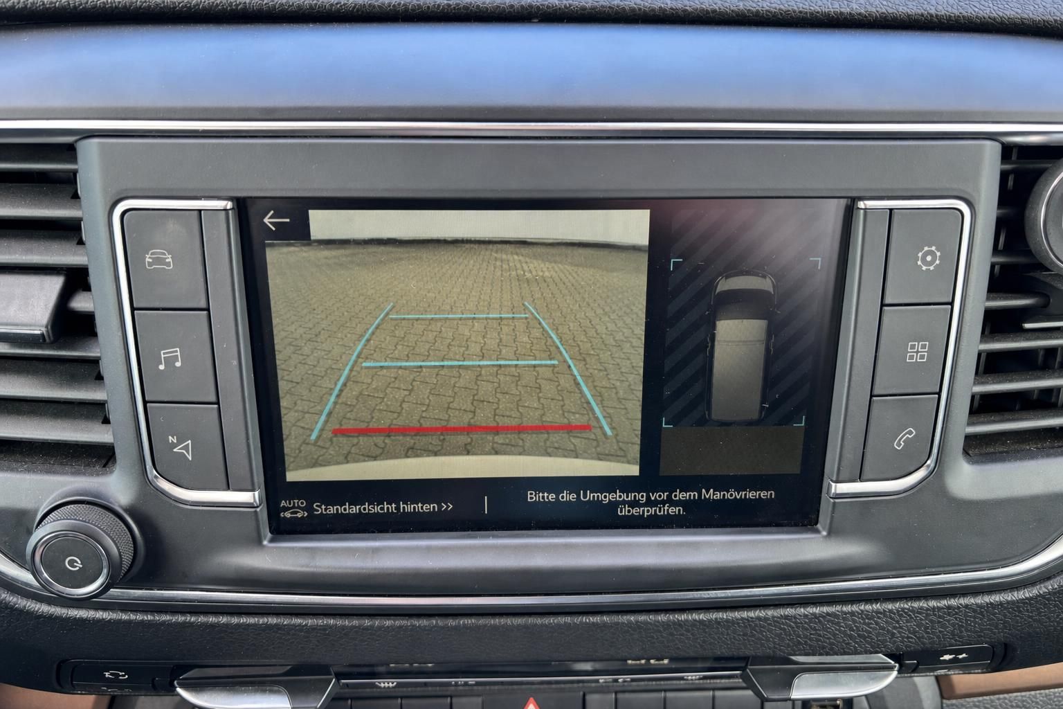 Toyota Infotainment Display mit Rückfahrkamera und Einparkhilfe - Fahrzeug Navigationssystem