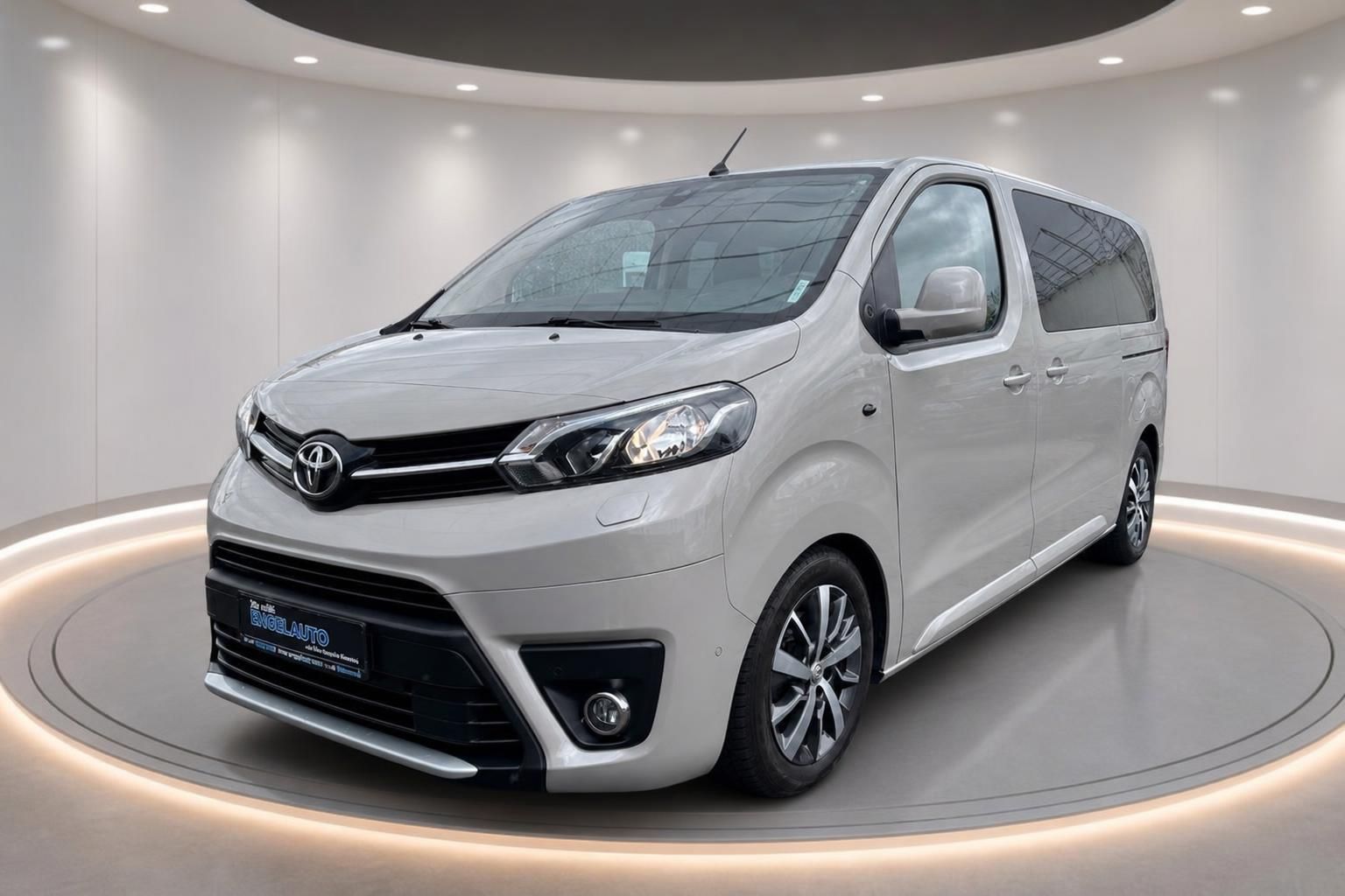 Toyota Proace Verso Frontansicht schräg mit LED-Scheinwerfern in silber