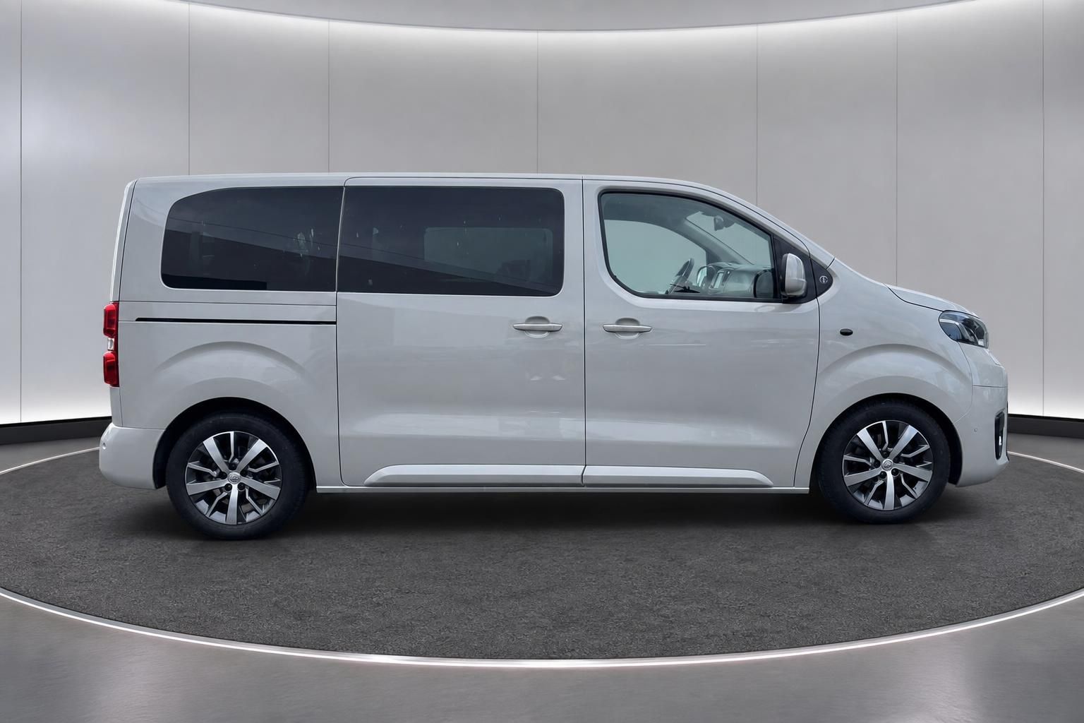 Toyota Proace Verso Seitenansicht von links mit Schiebetür und Felgen