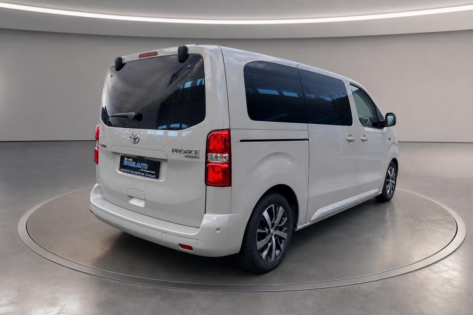 Toyota Proace Verso Heckansicht mit Rücklichtern und Heckklappe in silber