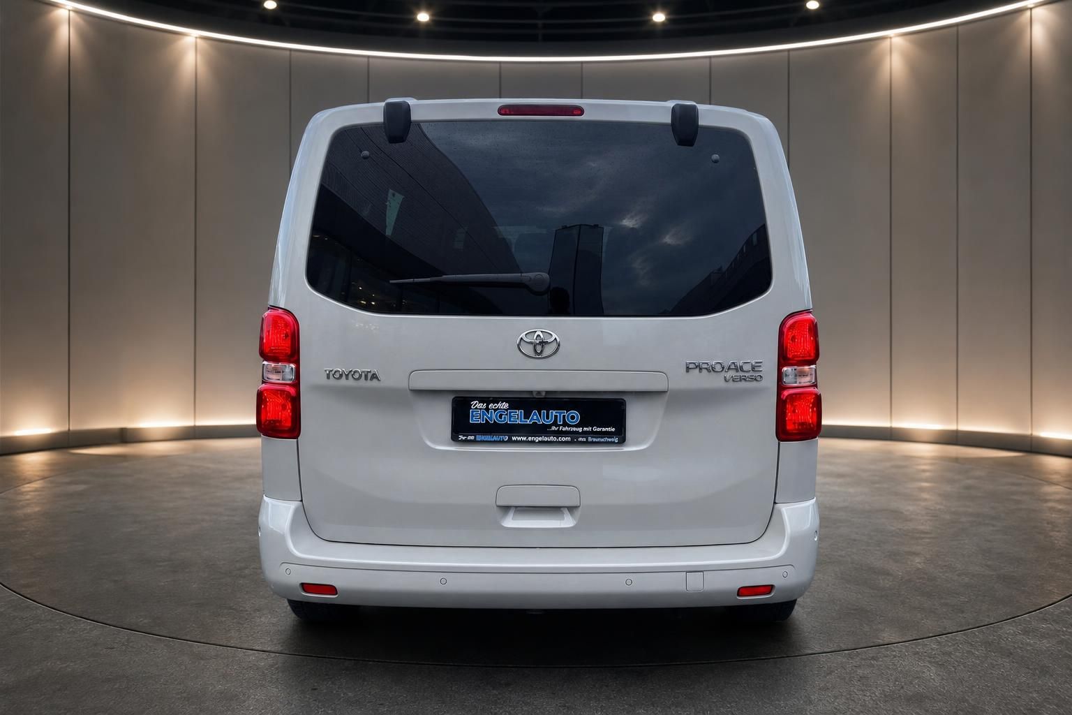 Toyota ProAce Verso weißer Transporter von hinten im Showroom