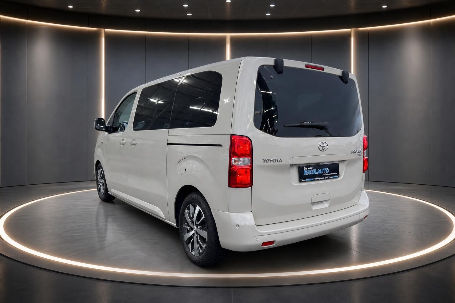 Toyota ProAce Verso weißer Kleinbus schräg hinten rechts im Studio