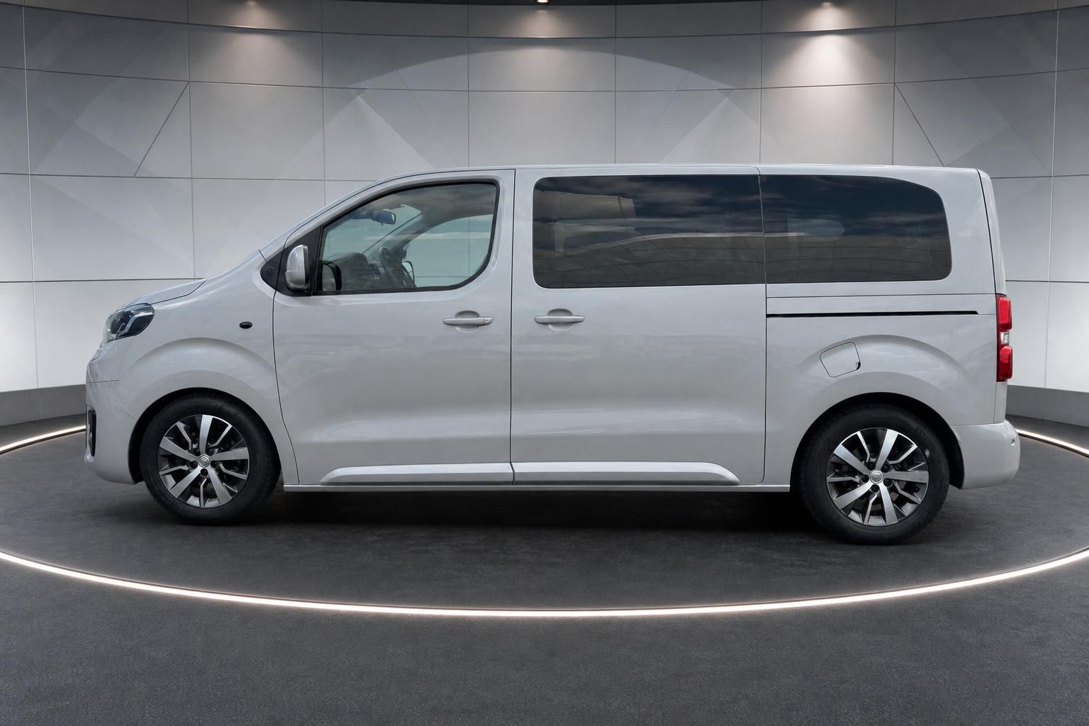 Toyota ProAce Verso weißer Van Seitenansicht mit Alufelgen