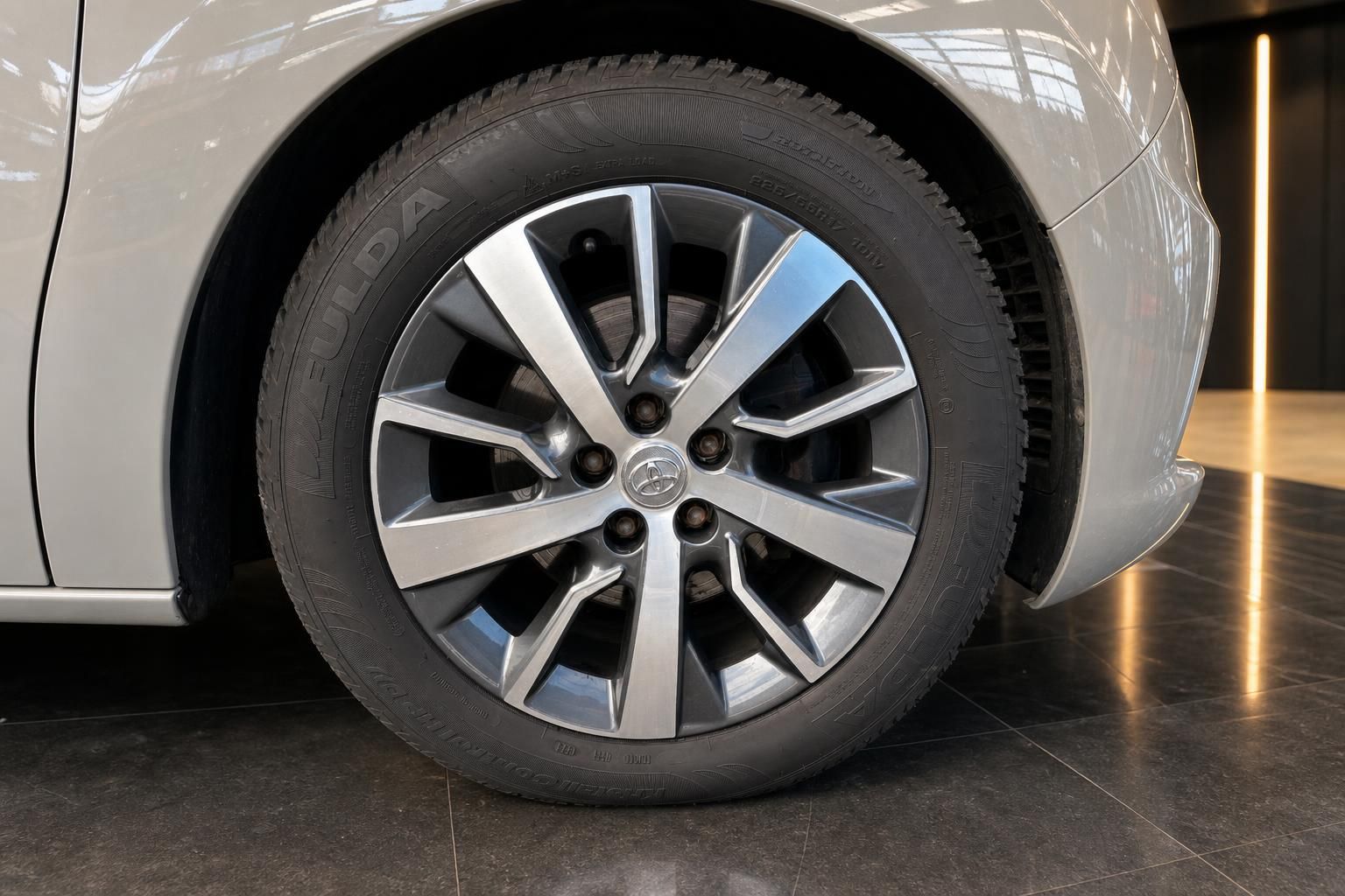 Toyota ProAce Verso Alufelge mit Fulda Reifen Detailaufnahme