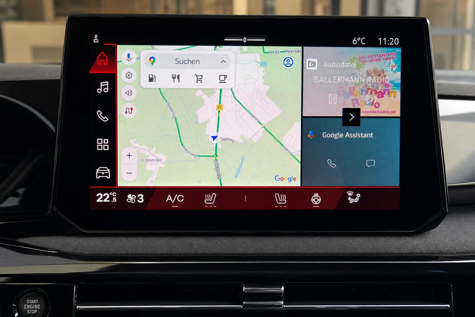 Fahrzeug Infotainment-System mit Navigation und Klimasteuerung im Armaturenbrett